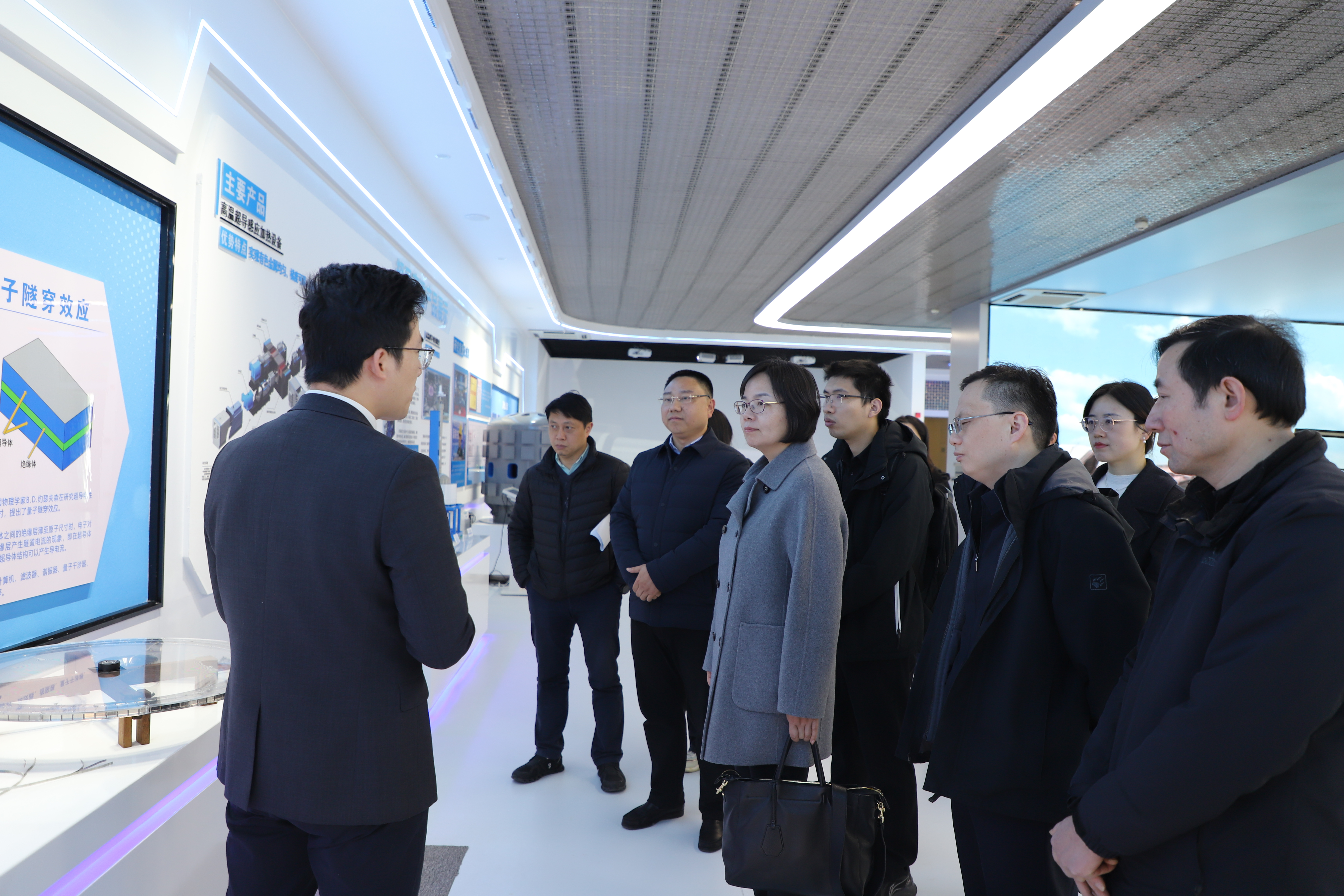 习近平经济思想研究中心副主任王蕴一行莅临优发国际u8参观调研